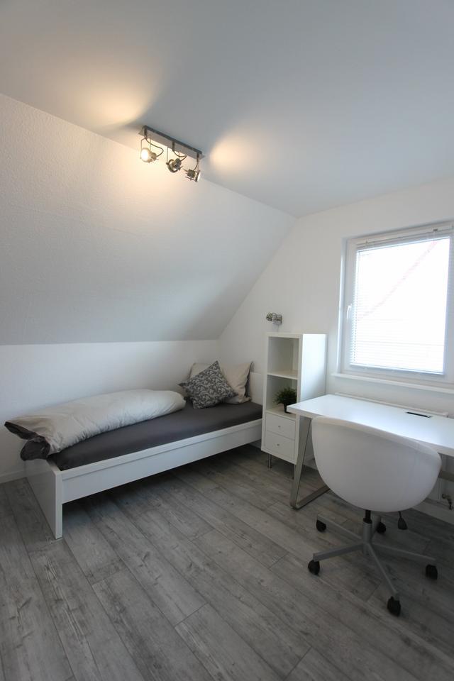 Tolles möbliertes sep. Zimmer in 3er weiblichen WG, Heilbronn, Stielerstr.