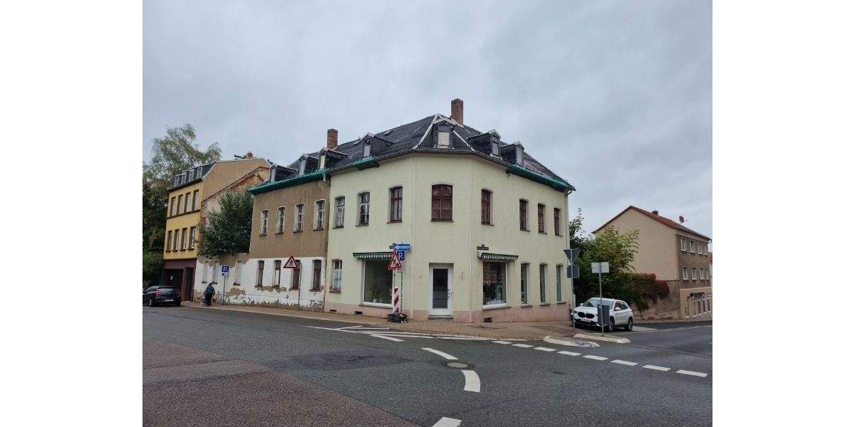 Großes Grundstück in zentraler Lage mit stark sanierungsbedürftigen Geschätshaus! 1 zimmer