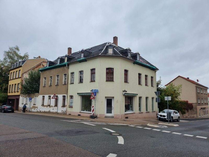 Großes Grundstück in zentraler Lage mit stark sanierungsbedürftigen Geschätshaus! 1 zimmer