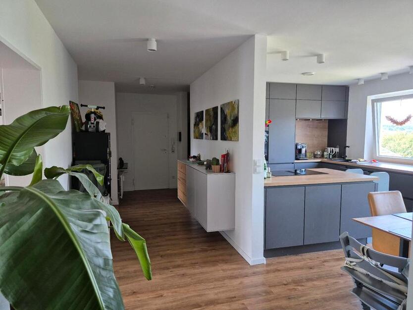 Helle 4,5 - Zimmer-Wohnung mit Balkon & TG-Stellplatz