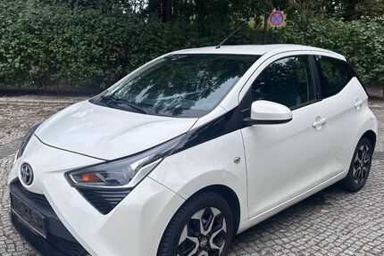 Toyota Aygo (X) 76.000 km 9.900 &euro; Berlin 10783