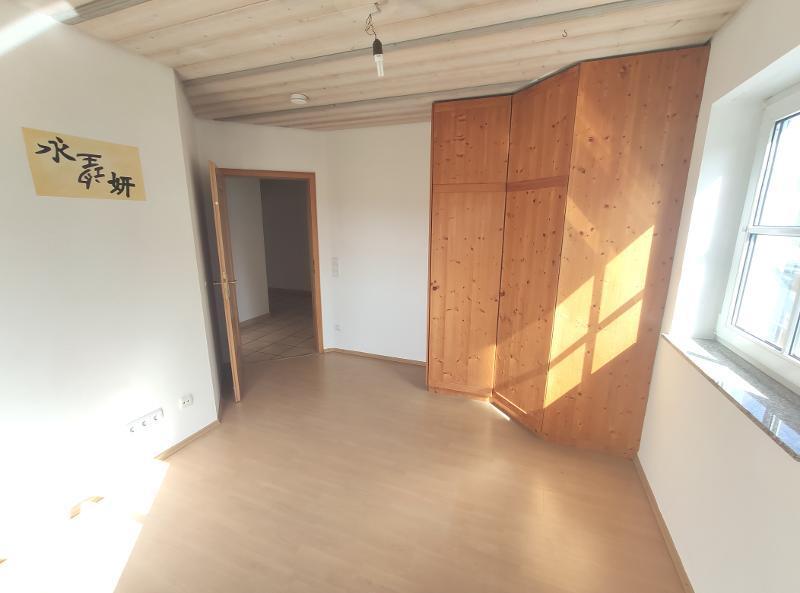 Zweifamilienhaus in Ortsrandlage mit Doppelgarage, Pool und gehobener Ausstattung 8 zimmer