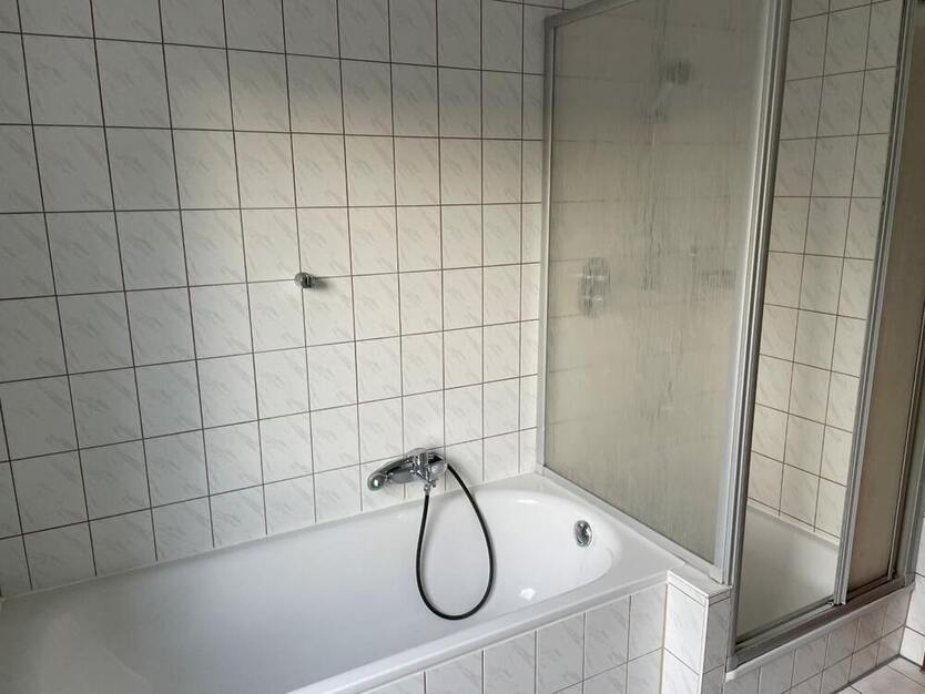 Zur Anlage mit Potential für mehr - Küche und Bad mit Fenster, Balkon sowie Stellplatz!