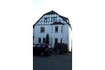 Zum Verkauf bieten wir an: ein großes Wohnhaus (Altbau) mit 3 Wohnungen und 2 Garagen in stadtnaher Wohnlage