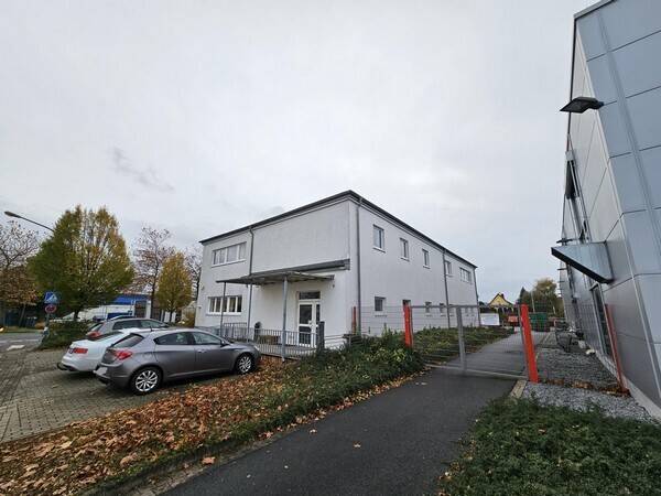 Gewerbeimmoblie mit Hallen- und Büroflächen zimmer