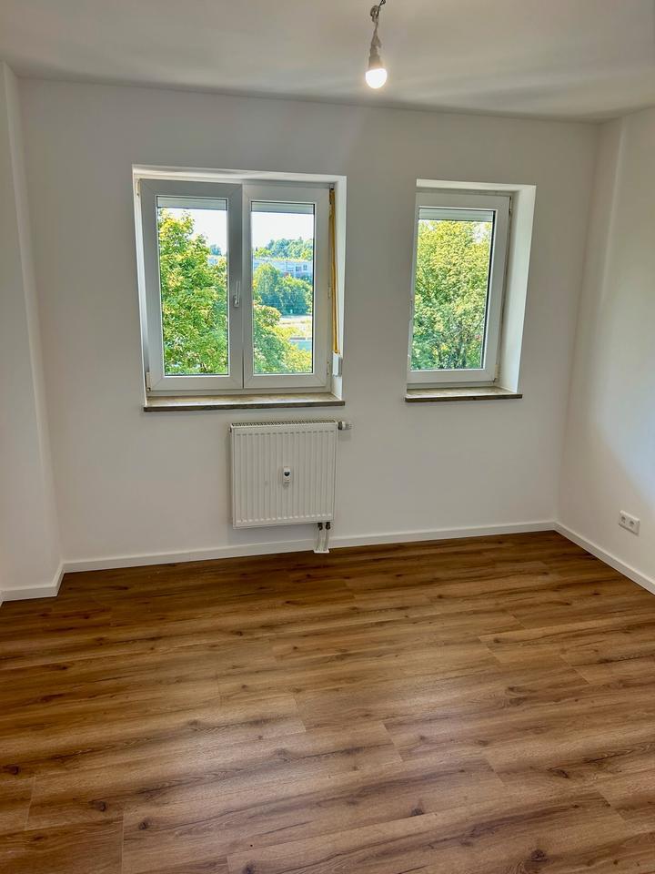 PRIVAT- TOP renovierte 23 Zimmer Wohnung