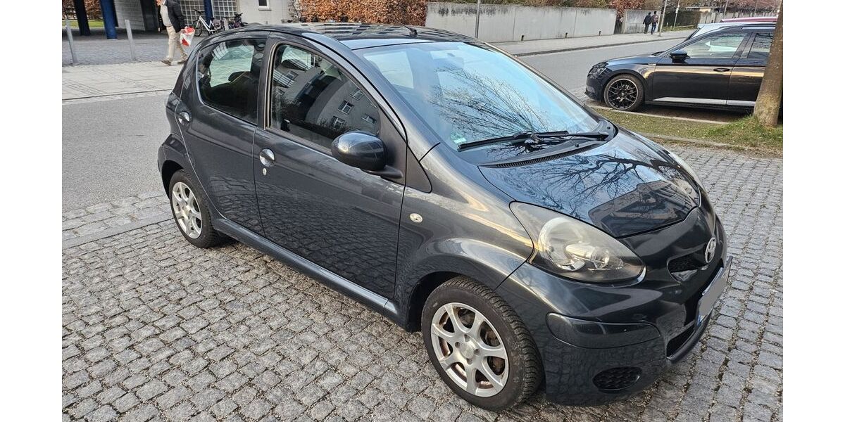 Toyota Aygo (X) 192.000 km 1.090 &euro; München 81829