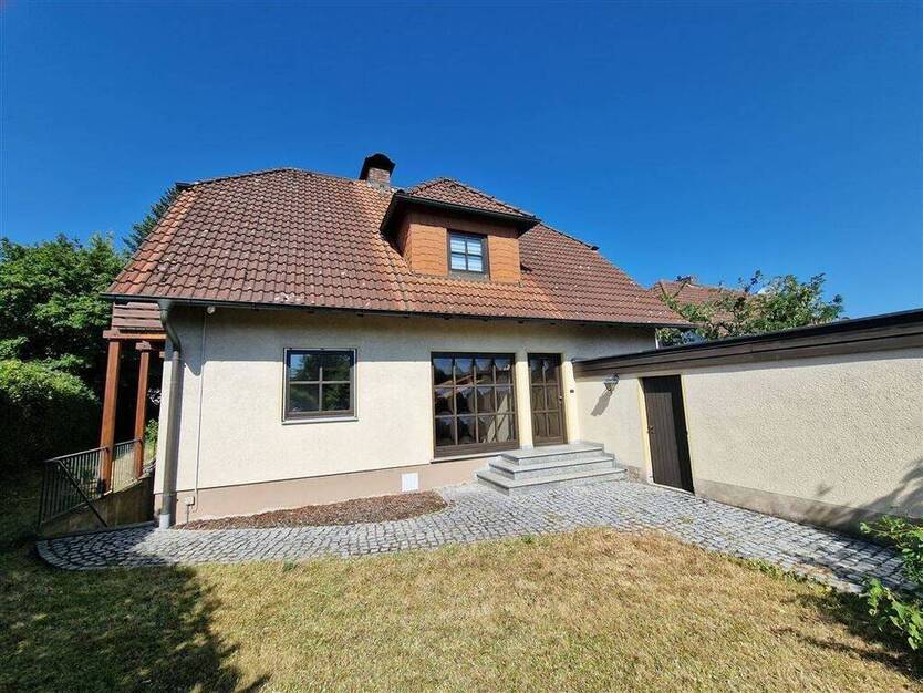 freistehendes Einfamilienhaus, mit schönen, eingewachsenen Garten in guter Lage in Lichtenfels zur Vermietung!