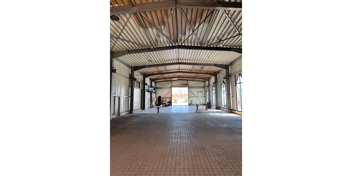 Halle gewerbl, Immobilie zur Vermietung mit Büro und Außenlager zimmer