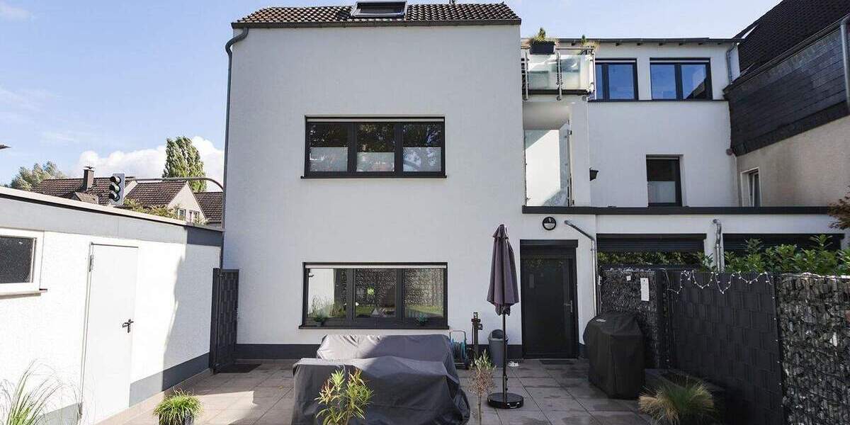 Hochwertige Erdgeschosswohnung mit Garten in kernsaniertem 3-Familienhaus 4 zimmer