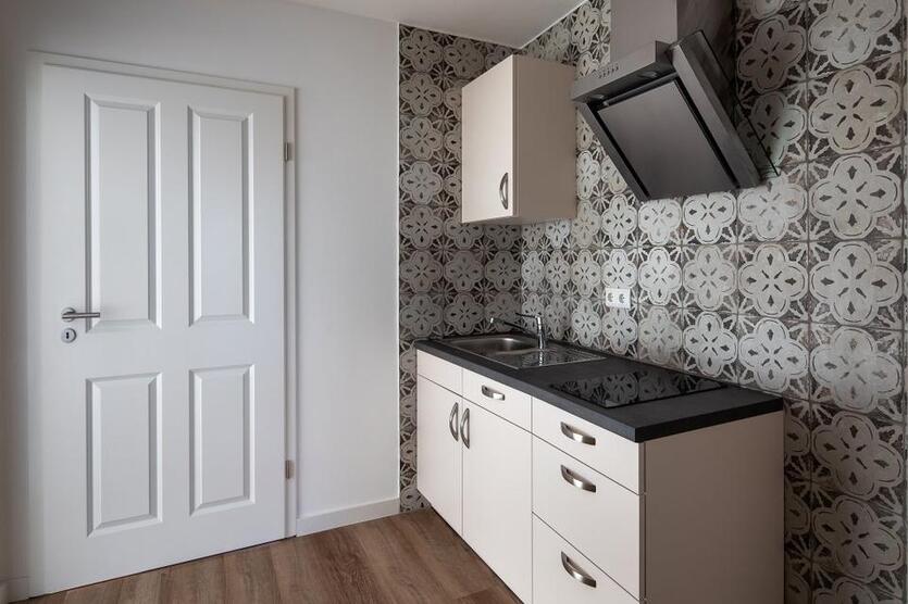 1-Raum-Apartment mit Balkon und Einbaukueche zimmer