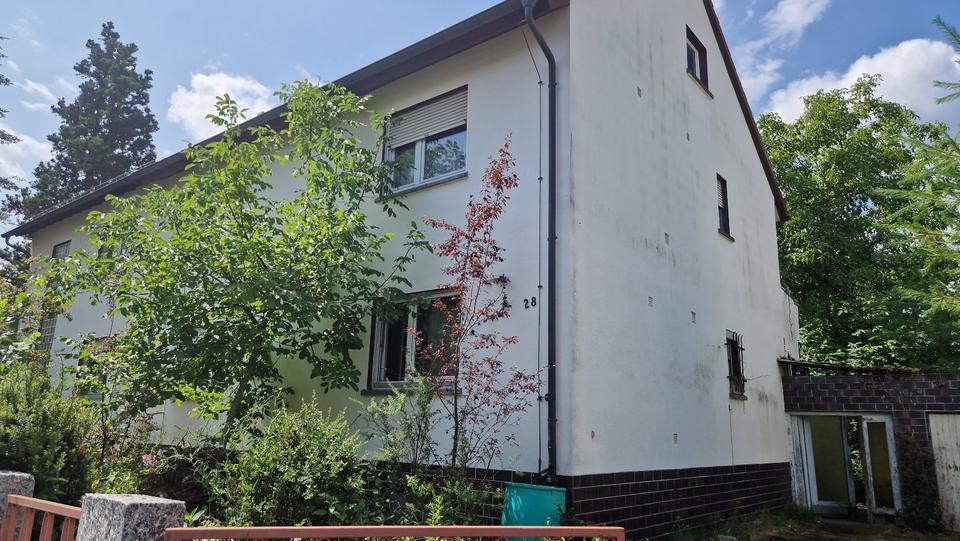 Von Privat: Sanierungsbedürftige Zweifamilien Doppelhaushälfte