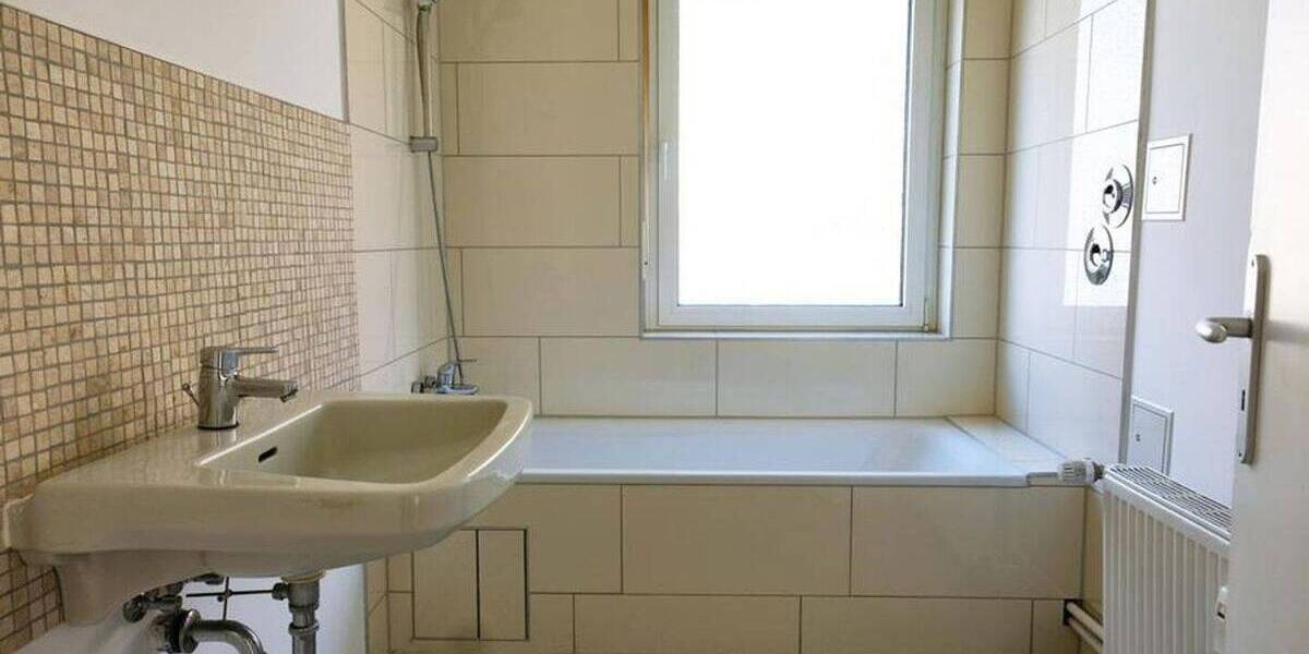 DG mit Balkon: helle großzügige 3-Zimmer + Wohnküche + Bad + GästeToilette, keine Schrägen,zentral 3 zimmer