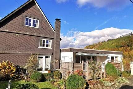 Gepflegte Doppelhaushälfte mit Anbau und Garage in 57290 Neunkirchen OT! 193 m² Wohnfläche! 8 zimmer