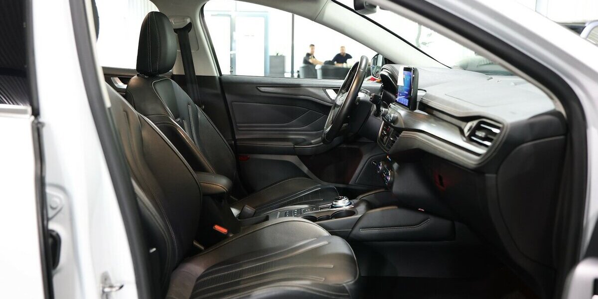 Ford Focus Tunier 1.5 EB VIGNALE / PANORAMA,LED,LEDER 138.000 km 14.991 &euro; Hamm 59077