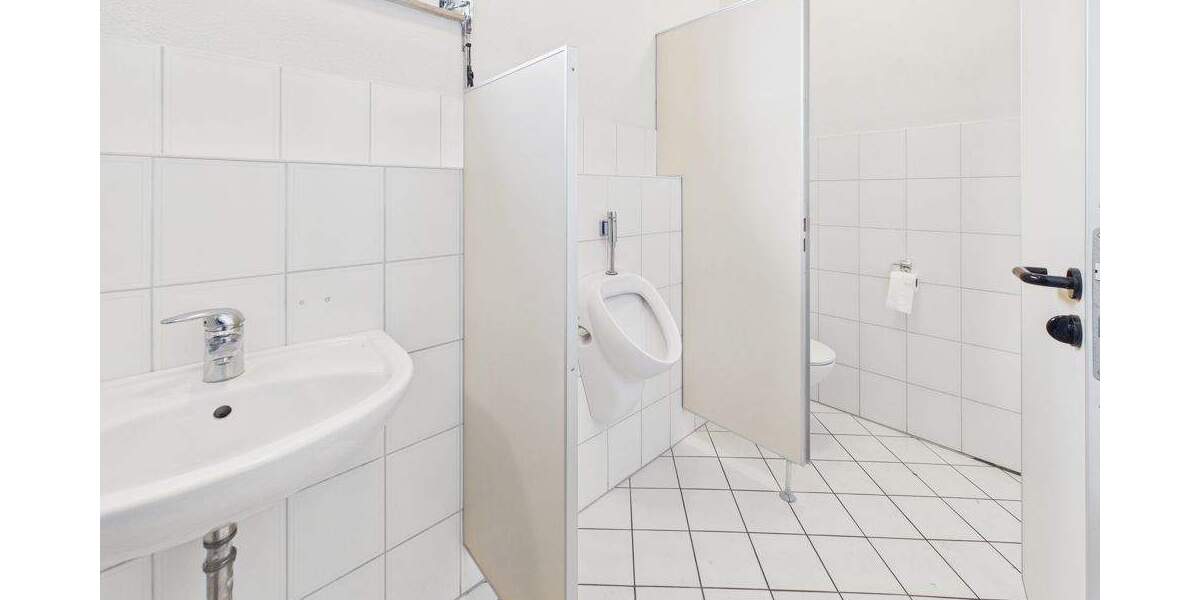 Helle Gewerbeeinheit im EG in zentraler Lage | Stellplätze verfügbar & separat anmietbar zimmer