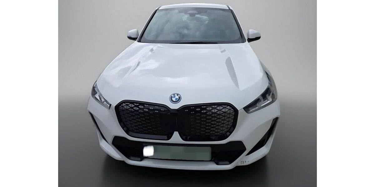 BMW iX1 29.996 km 40.400 &euro; Bad Gottleuba-Berggießhübel / Bahra 01816