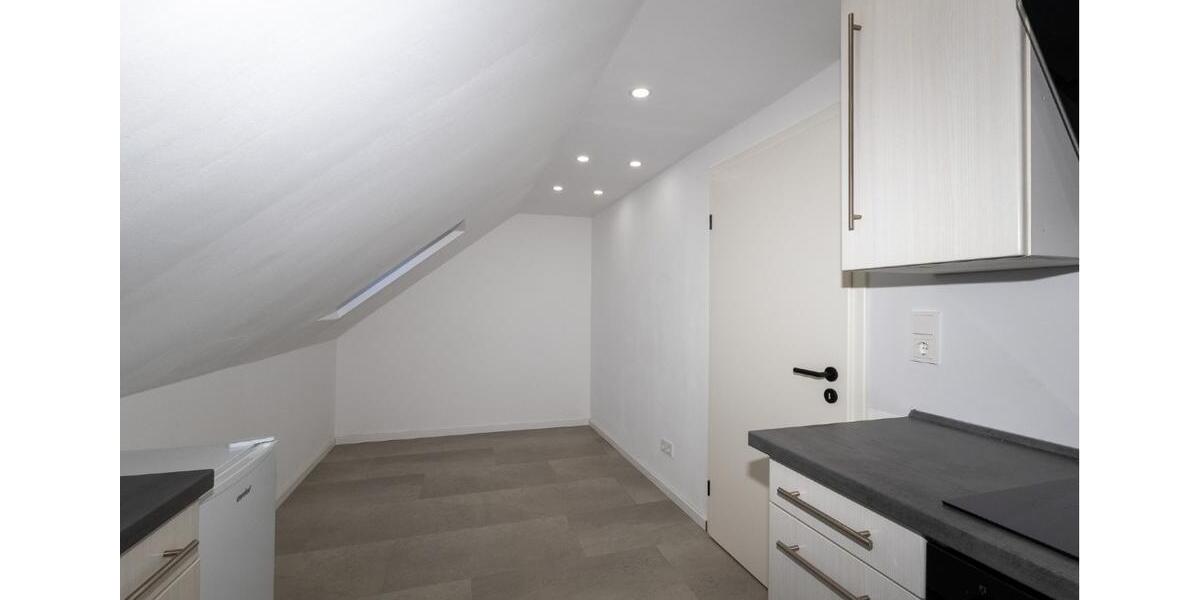 Ideal für Single oder Paar: Renovierte Dachgeschosswohnung zum vermieten 2 zimmer