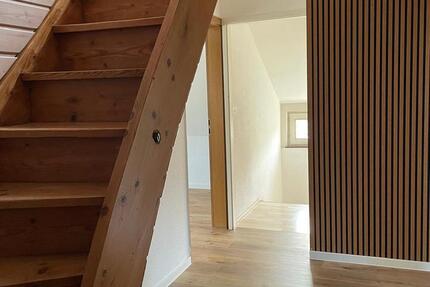 Moderne, frisch renovierte DG-Wohnung mit Einbauküche in Marbach 2.5 zimmer