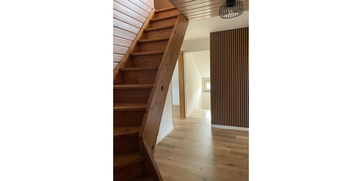 Moderne, frisch renovierte DG-Wohnung mit Einbauküche in Marbach 2.5 zimmer