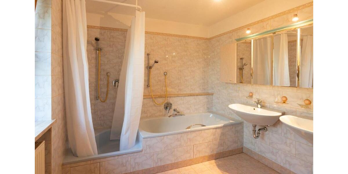 Einfamilienhaus Bergen - 17 Zimmer, 180 m&sup2;, 950.000&euro; | Angebot:26750612