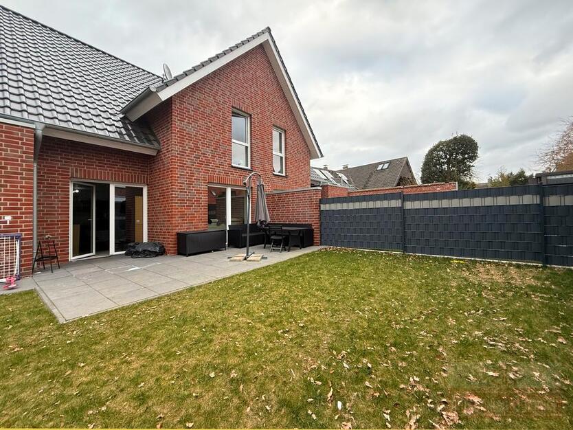 ImmobilieN GUMNIOR präsentiert *provisionsfrei*: Moderne Doppelhaushälfte in Emsbüren mit Garten und Carport