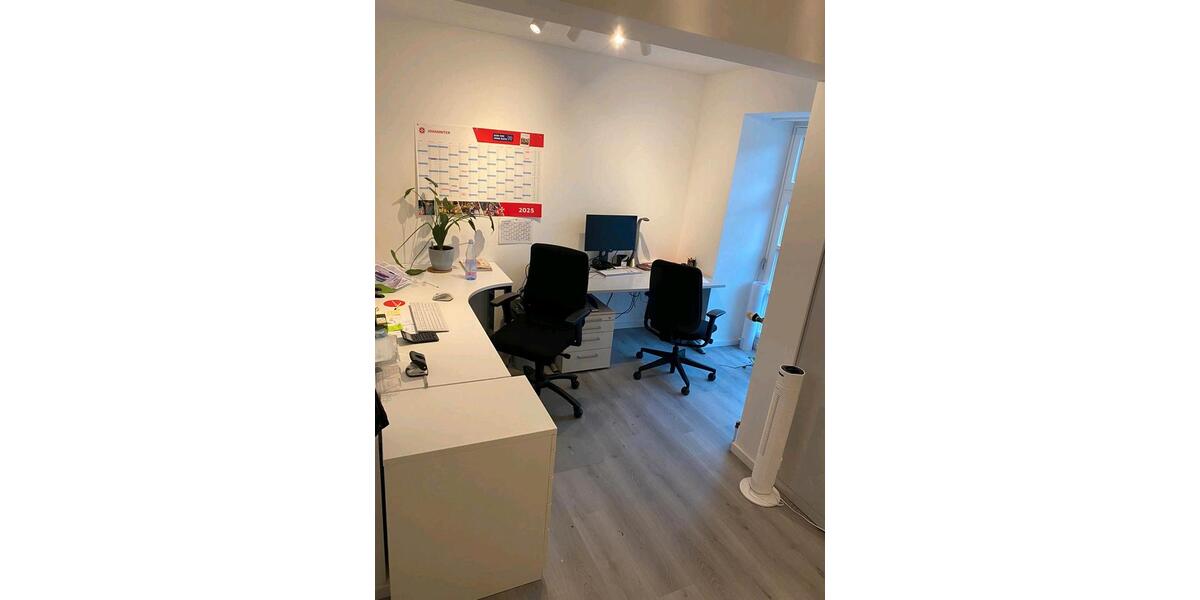 helle und geräumige PraxisBüro zimmer