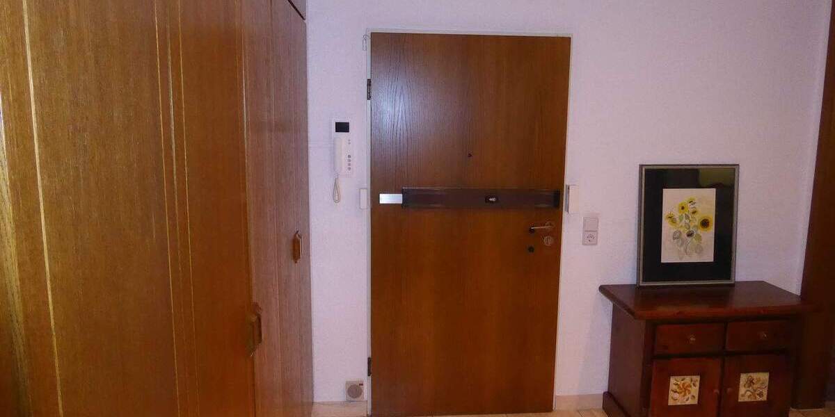 Großzügig Wohnung in bester Lage, komplett möbliert mit Tiefgarage und Aufzug! 3 zimmer