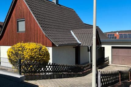 Haus mit zwei Garagen und goßen Garten