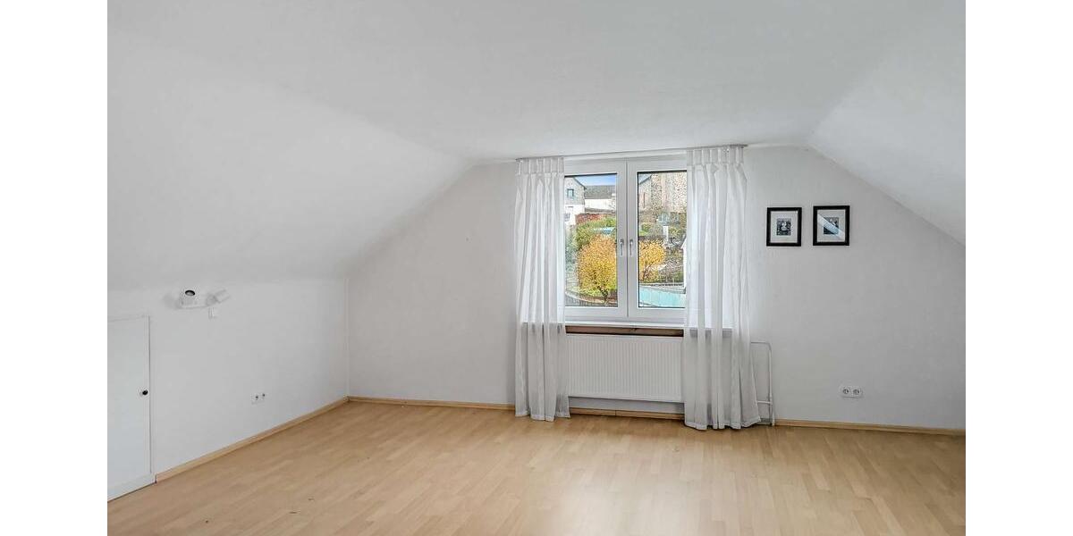 Einfamilienhaus Biedenkopf - 7 Zimmer, 259 m&sup2;, 1.200&euro; | Angebot:25433797