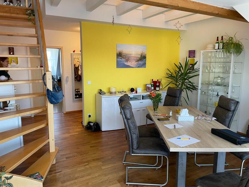 Sonnige, hochwertig ausgestattete Wohnung mit Balkon und Garage zimmer