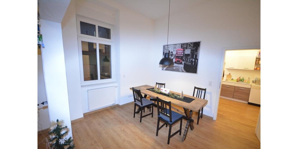 Eine wunderschoene Altbauwohnung in zentraler Stadtlage. 3 zimmer