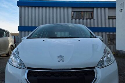 Peugeot 208 105.600 km 2.499 &euro; Fernwald 35463