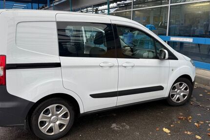 Ford Tourneo Courier 179.000 km 6.900 € München 81739
