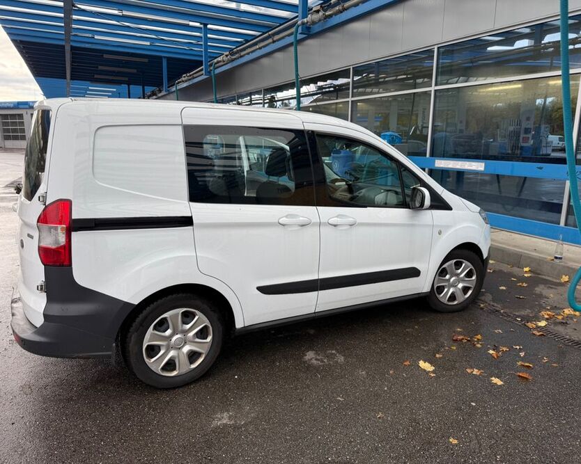 Ford Tourneo Courier 179.000 km 6.900 € München 81739
