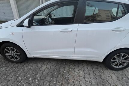 Hyundai i10 26.800 km 7.599 &euro; Stutensee 76297