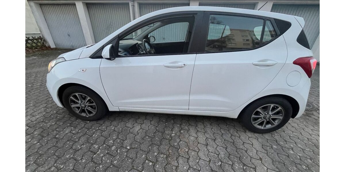Hyundai i10 26.800 km 7.599 &euro; Stutensee 76297