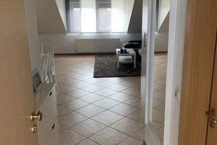 Gemütliche Dachgeschoßwohnung mit PKW-Stellplatz und Einbauküche