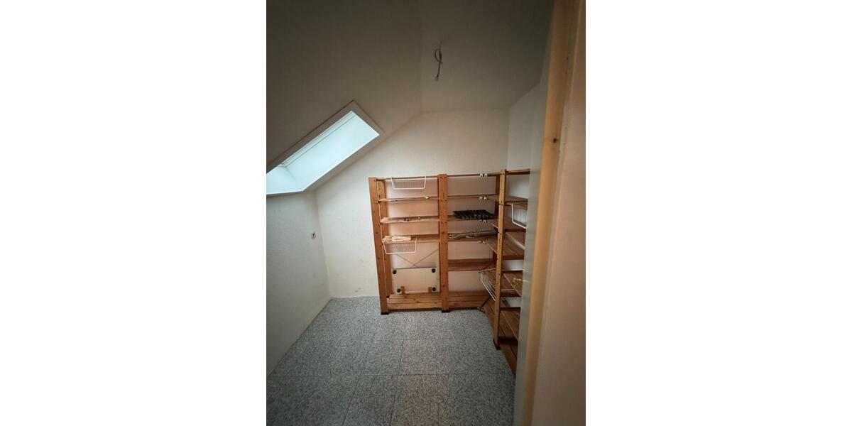 Helle Dachgeschosswohnung mit viel Stauraum in St. Jürgen 4 zimmer