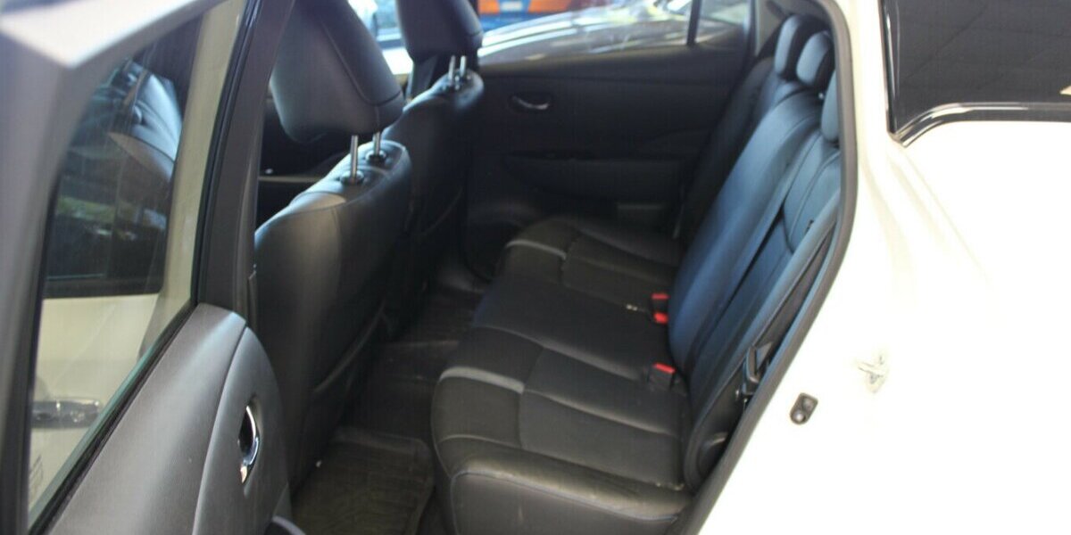 Nissan Leaf 40KWh Tekna 73.565 km 11.980 &euro; Euskirchen 53881