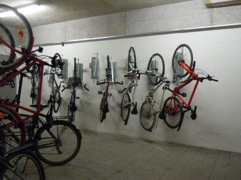 *ZENTRAL*RUHIG*HELL* 2-Zimmer-Whg mit Südloggia, EBK, TG-Stellplatz, Aufzug