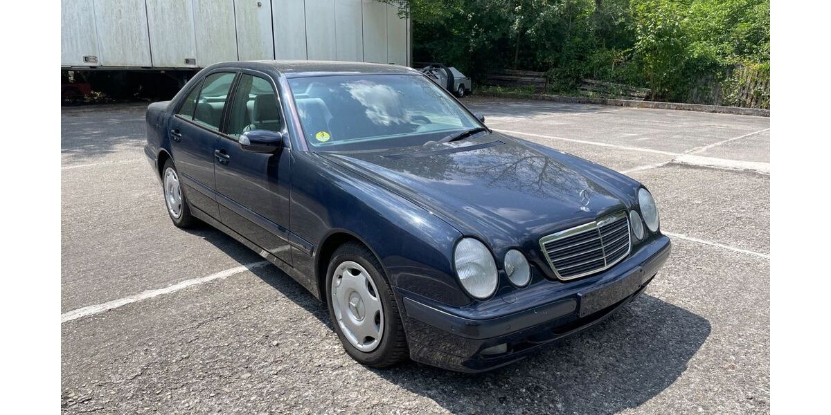 Mercedes-Benz E 270 182.000 km 7.950 &euro; Carlsberg 67316