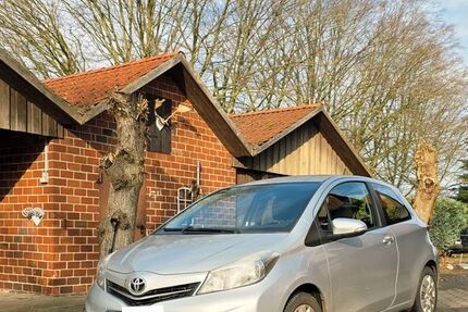 Toyota Yaris 42.128 km 6.900 &euro; Klein Offenseth-Sparrieshoop 25365