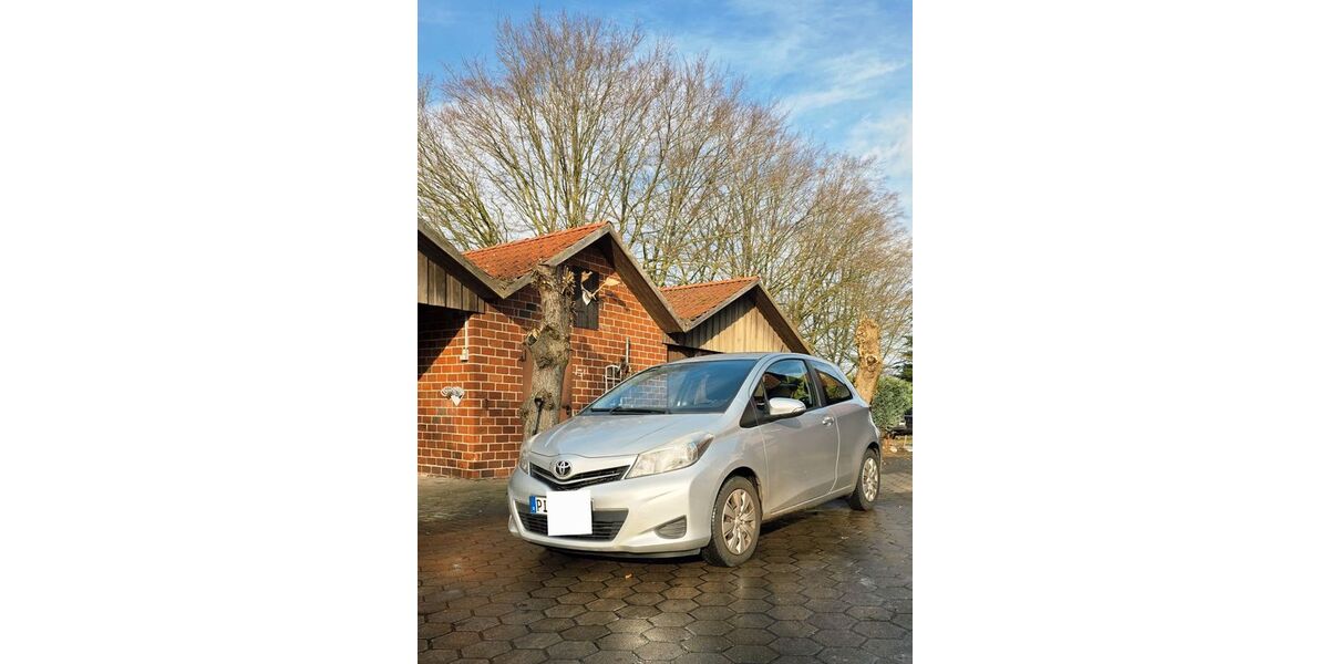 Toyota Yaris 42.128 km 6.900 &euro; Klein Offenseth-Sparrieshoop 25365