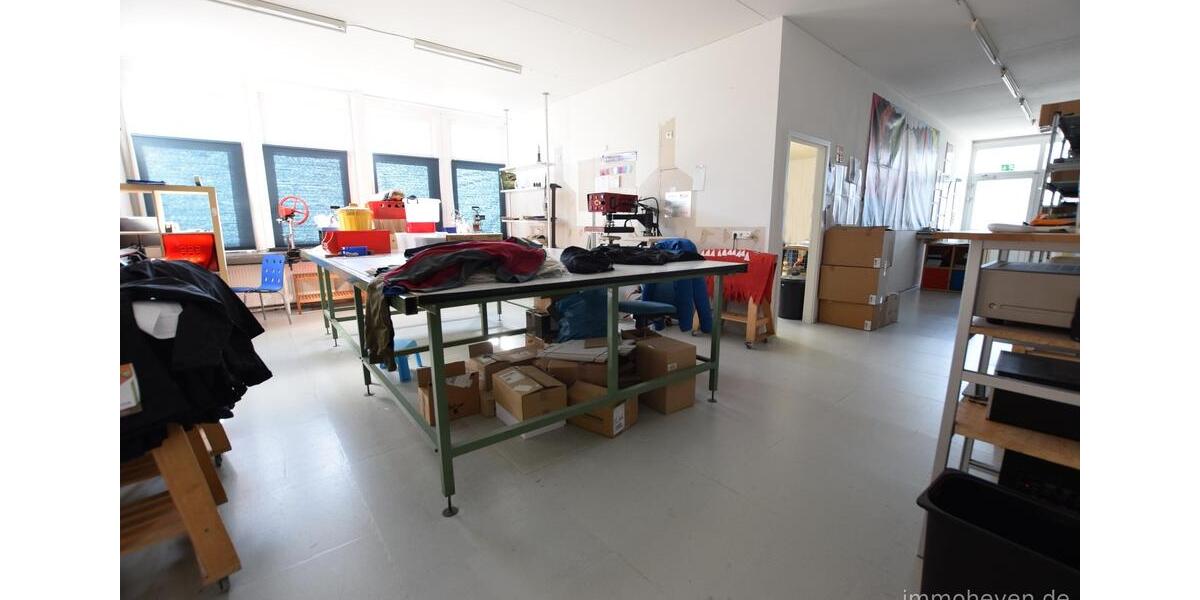 Büro-Gewerbeimmobilie, ebenerdig, vielseitig nutzbar, mit Parkflächen zimmer