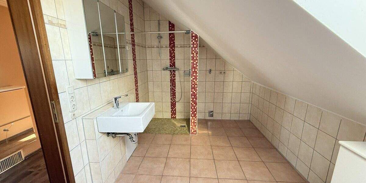 Etagenwohnung Nittendorf - 5 Zimmer, 112 m&sup2;, 299.000&euro; | Angebot:25744417