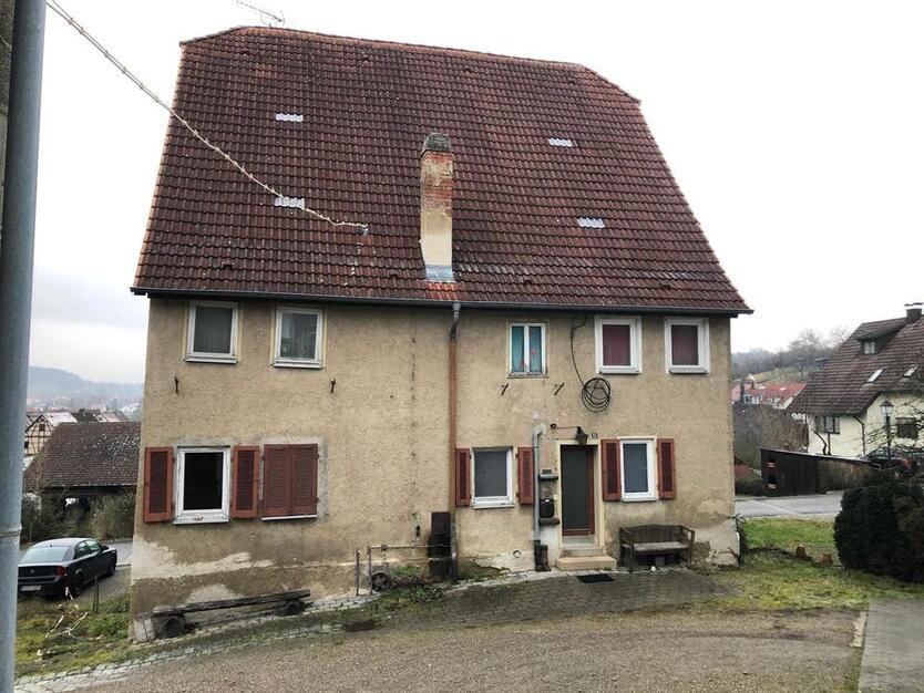 Zum Verkauf: renovierungsbedürftiges Mehrfamilienhaus in Unterjes zimmer