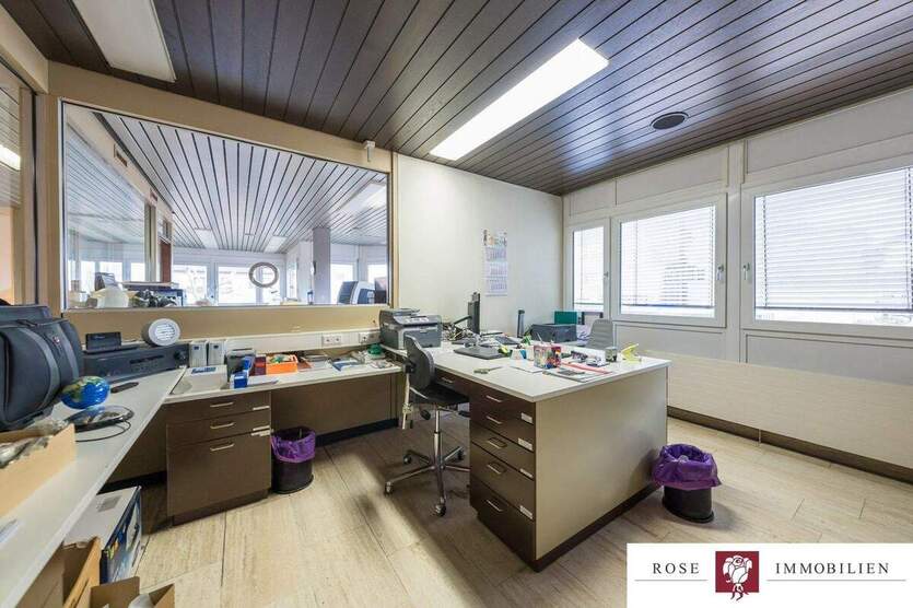 Riesengroße Gewerbeeinheit mit 4 Außenstellplätzen und Tiefgaragenbox im Zentrum von Köngen! 8 zimmer