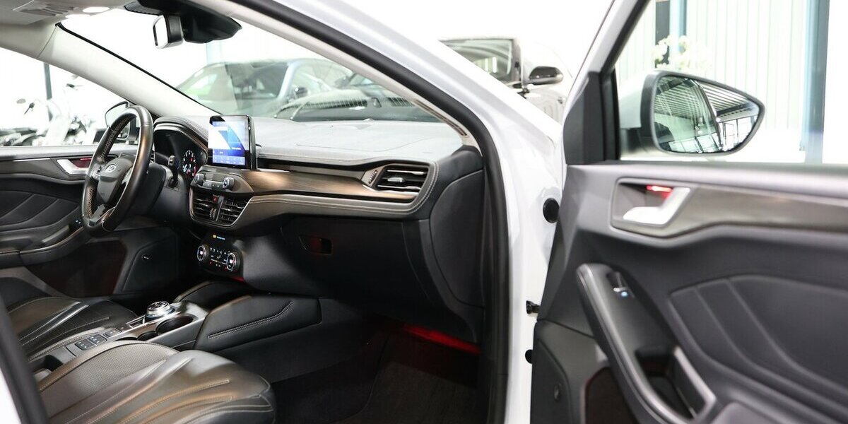 Ford Focus Tunier 1.5 EB VIGNALE / PANORAMA,LED,LEDER 138.000 km 14.991 &euro; Hamm 59077