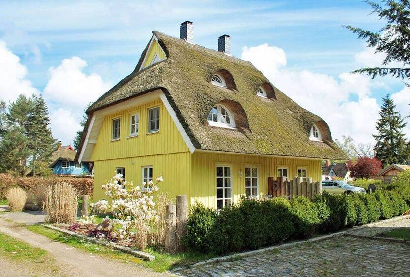 Sommer, Sonne und Ferien im Seebad Born - Haus mit Rohrdach in Born a. Darß